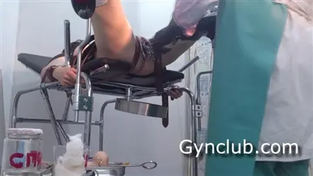 Связанная пациентка у гинеколога стонет когда врач дрочит ее киску